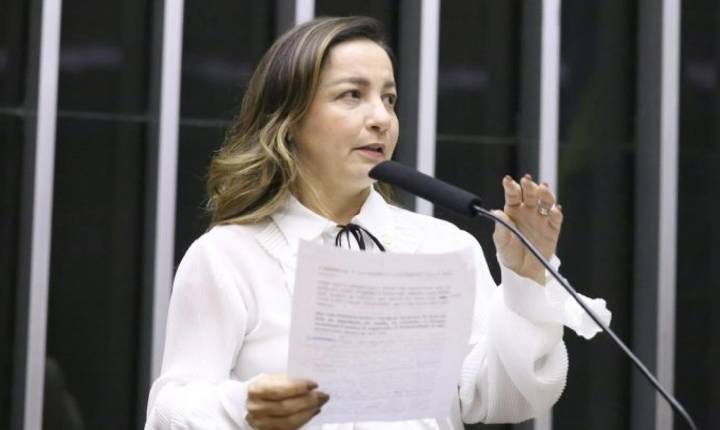 Deputada federal Marcivania lidera aprovação da licença menstrual de dois dias
