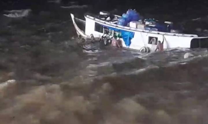 Embarcação quase afunda na Rampa do Açaí, em Macapá; veja o vídeo