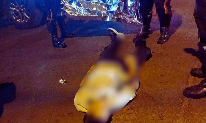 Enquanto o corpo caía, o bar torcia: a rotina da indiferença. Veja o vídeo