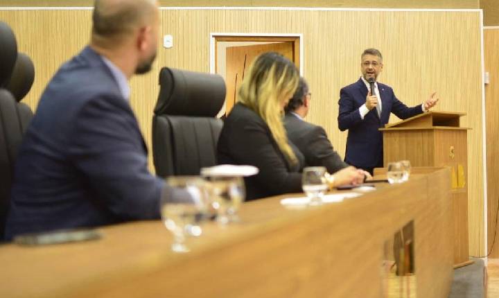 “Ninguém vai implantar o caos”, diz Clécio sobre crise na saúde do Amapá