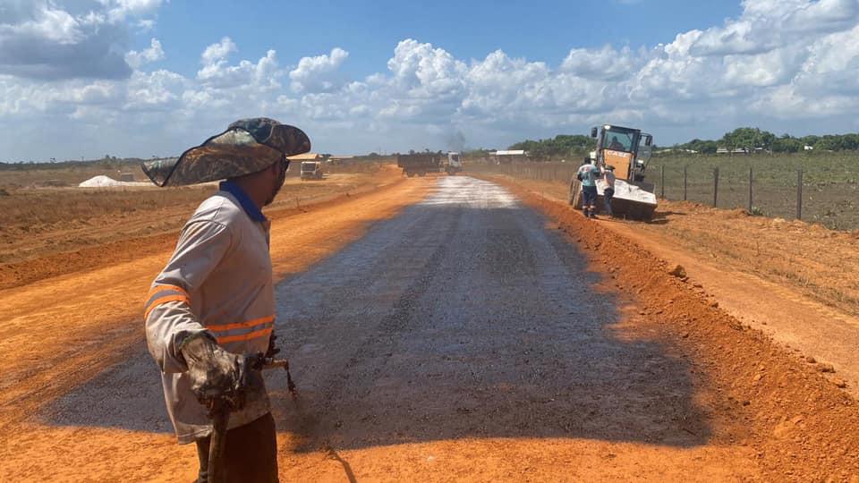 Tartarugalzinho inicia pavimentação de 8 km no ramal do Lago Novo