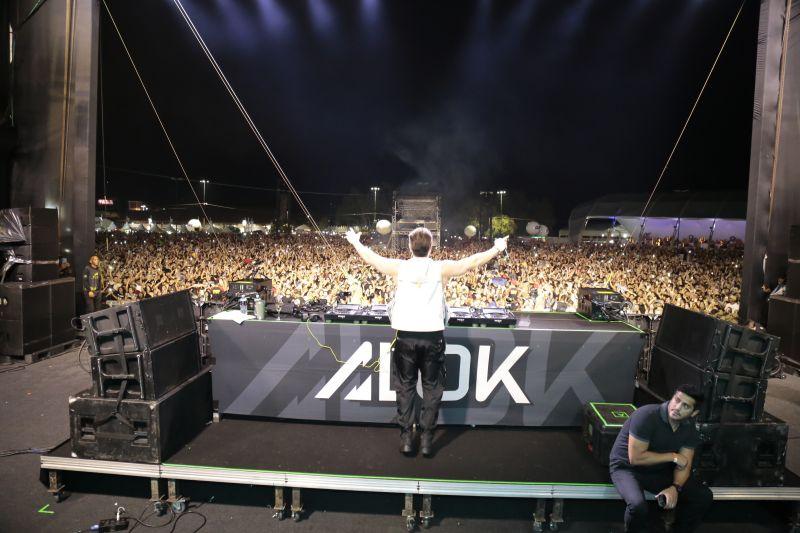 Alok leva multidão ao delírio com espetáculo de drones no Réveillon do Amapá