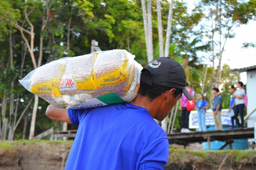 Prefeitura de Tartarugalzinho distribui cestas básicas de Natal para famílias carentes