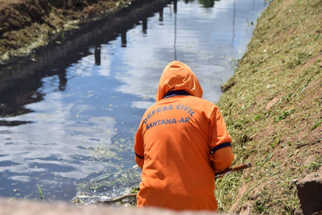 Defesa Civil de Santana intensifica limpeza de canais e córregos para evitar alagamentos