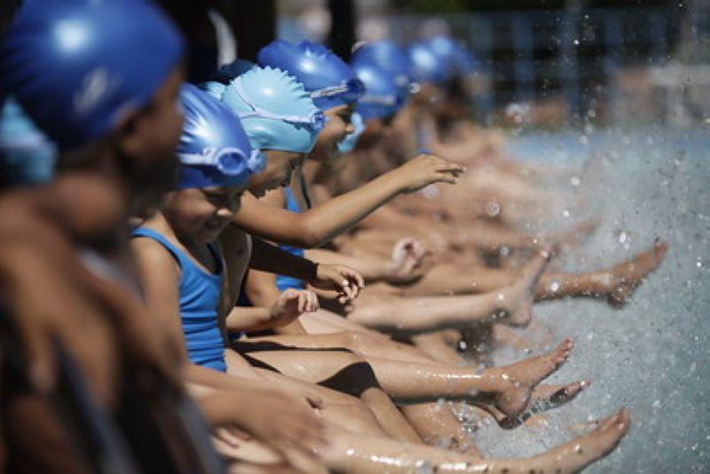 Peixinhos Voadores abre inscrições para 600 vagas em aulas de natação