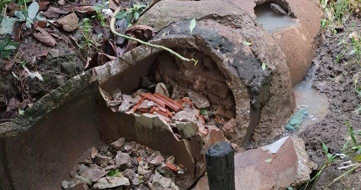 Irresponsabilidade: morador entope manilha e alaga casas no Piçarreira, em Santana