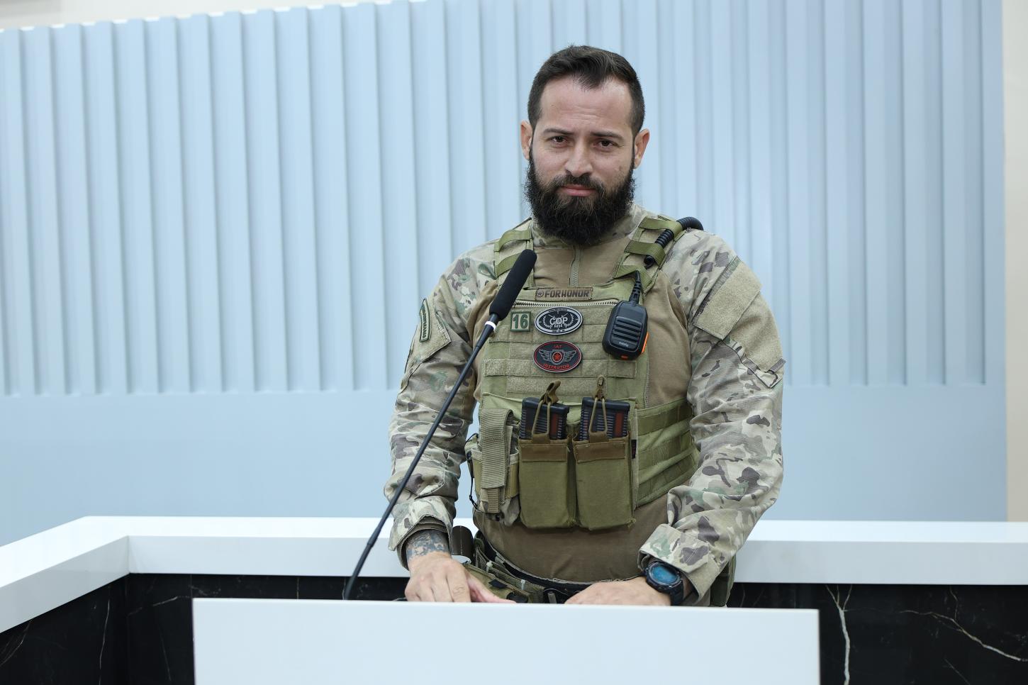 Anjo fardado: policial salva bebê engasgado e recebe  homenagem