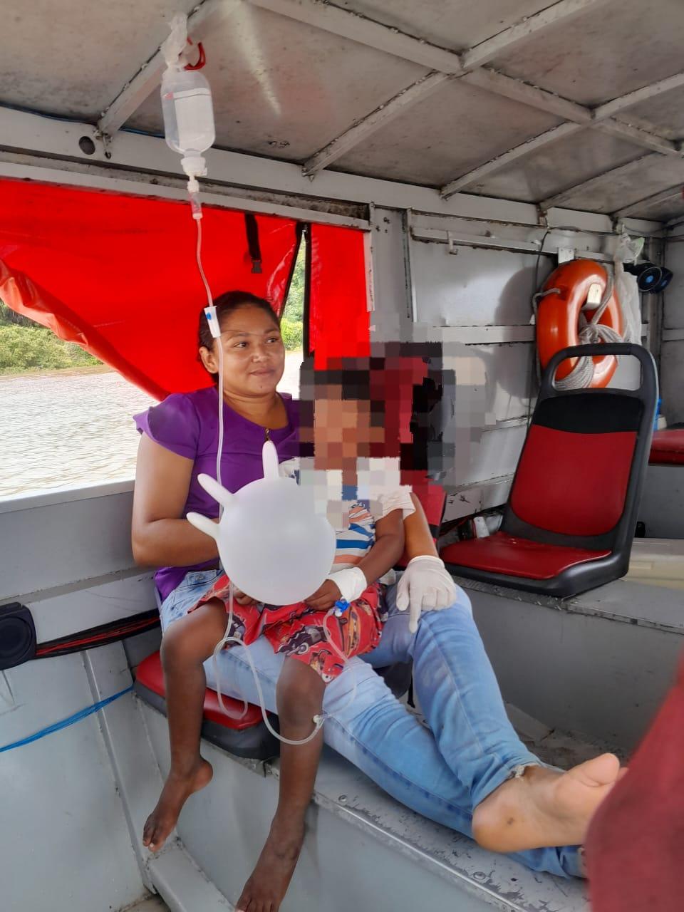 Balão de luvas e cuidado: imagem comovente de resgate após naufrágio no Marajó