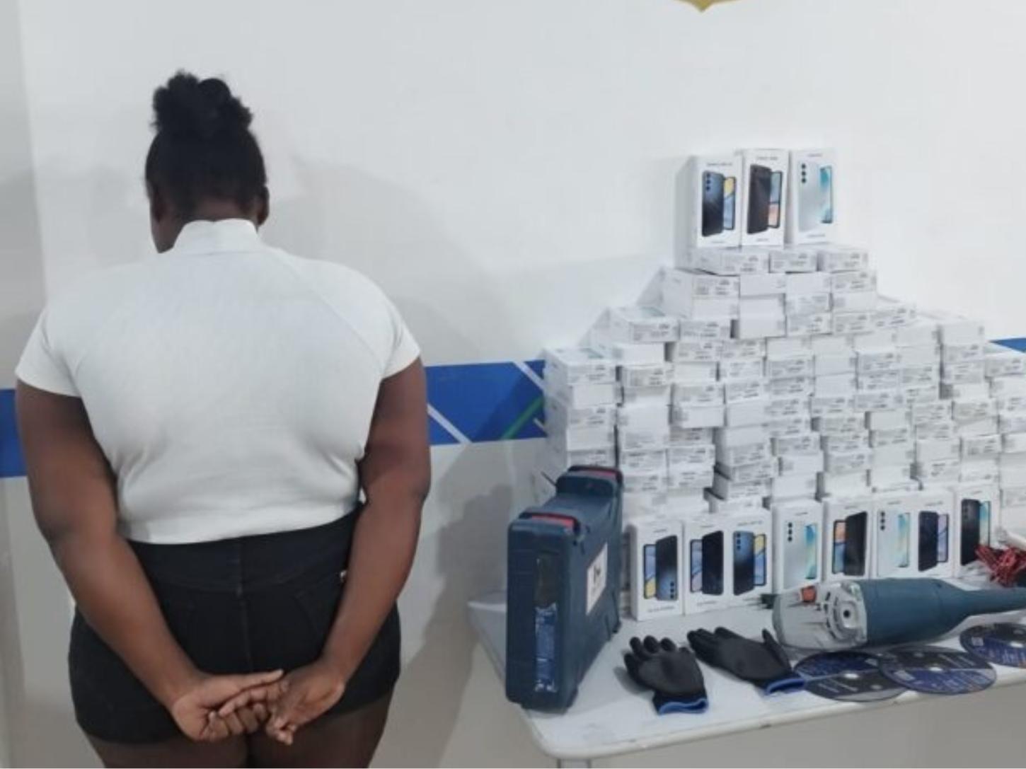 De Santana para Belém: mulher tenta fugir com 155 celulares furtados rumo ao Pará