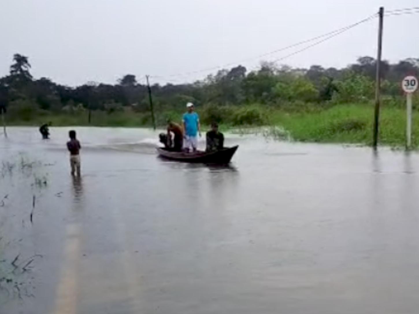 Em Tartarugalzinho: chuvas intensas causam transbordamento de rio e alagamentos
