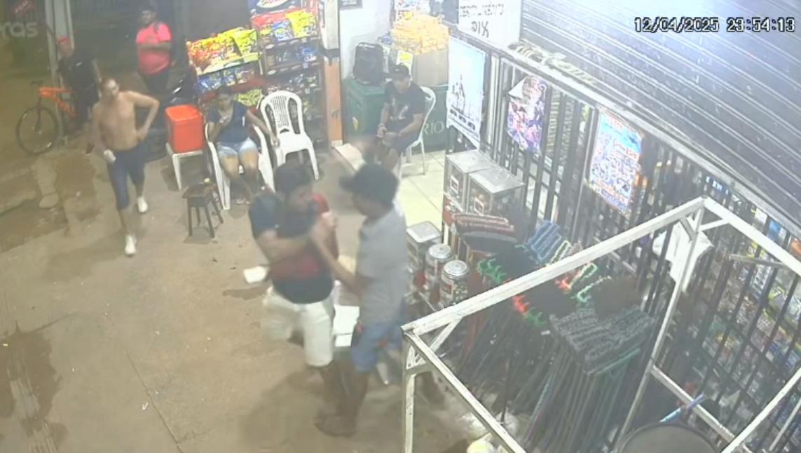 Homem é assassinado a facadas enquanto bebia; suspeito está foragido