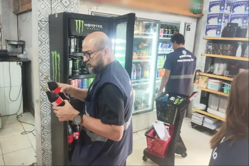 Procon apreende 180 produtos vencidos em supermercado na Zona Norte de Macapá