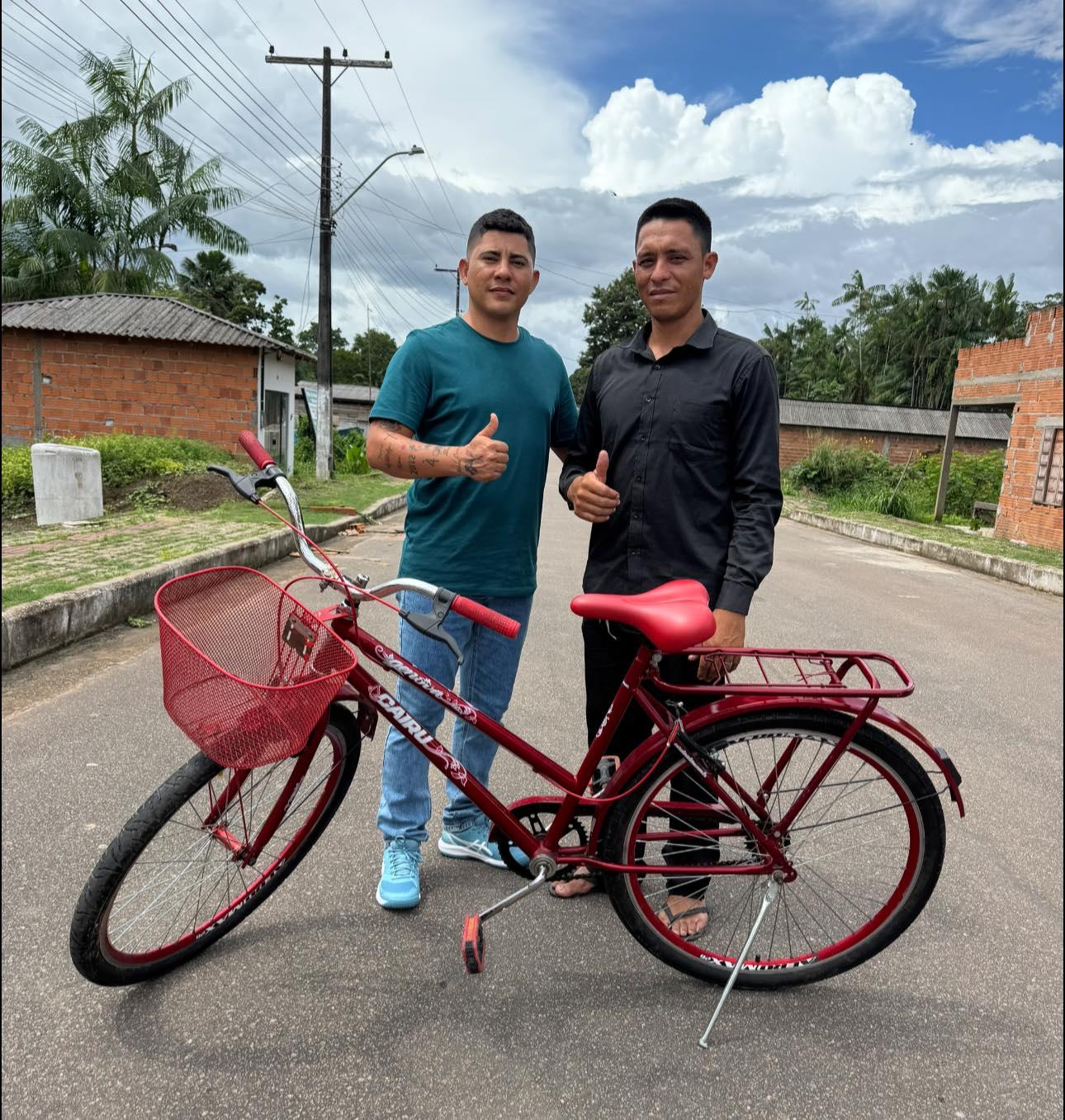 Solidariedade em Mazagão: Influenciador ajuda vendedor de açaí com bicicleta