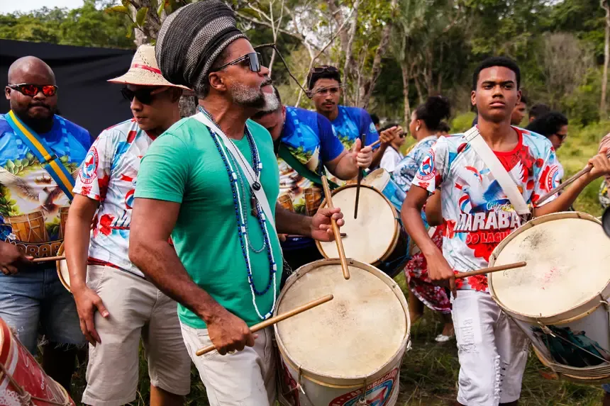 Carlinhos Brown participa da tradicional retirada dos mastros do Marabaixo