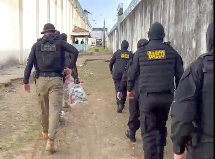 Iapen: operação desmantela rede criminosa e apreende arsenal de facção