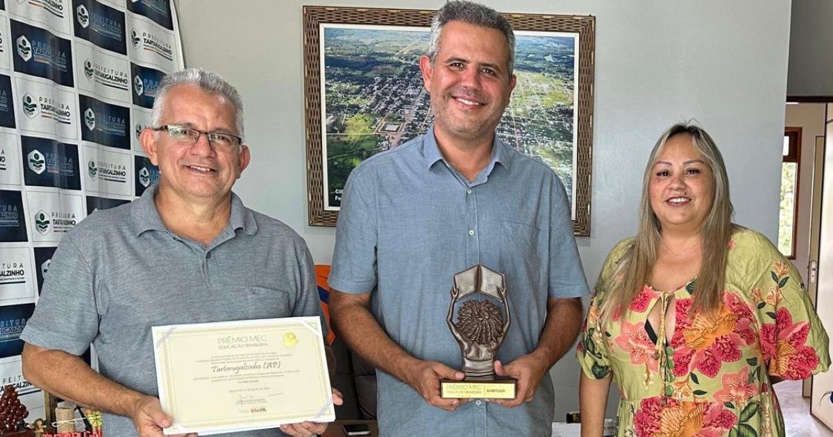Bruno Mineiro recebe oficialmente Prêmio MEC por alfabetização em Tartarugalzinho