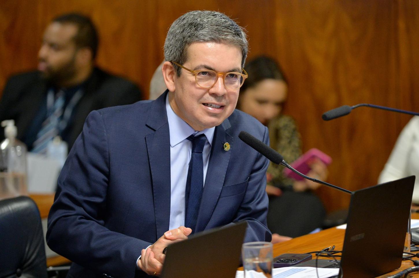 Randolfe confirma equiparação de direitos entre militares do Amapá e Distrito Federal