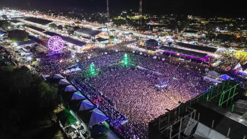 Henrique & Juliano arrastam multidão e fazem história na 54ª Expofeira do Amapá