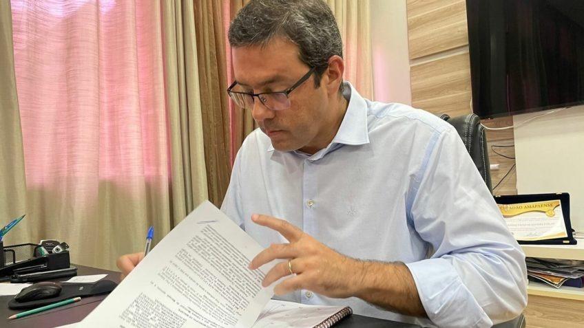 Prefeito é notificado por comissão processante e tem dez dias para defesa