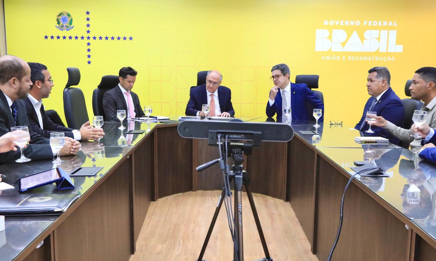 Randolfe pede socorro a exportadores de açaí do Amapá em reunião com Alckmin