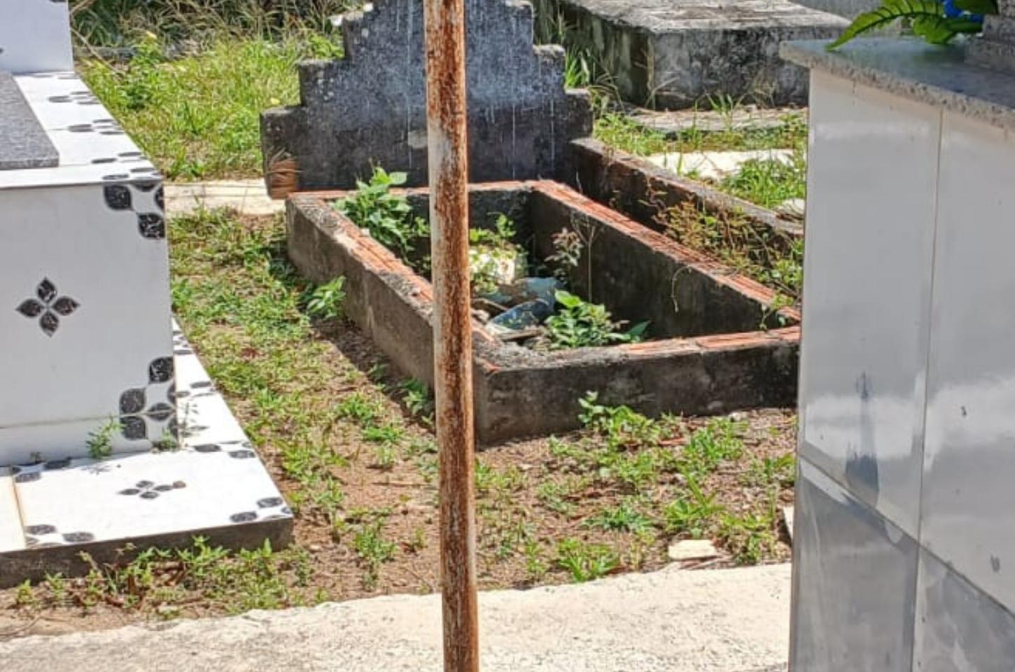 Túmulo abandonado com ossos expostos causa revolta em Macapá