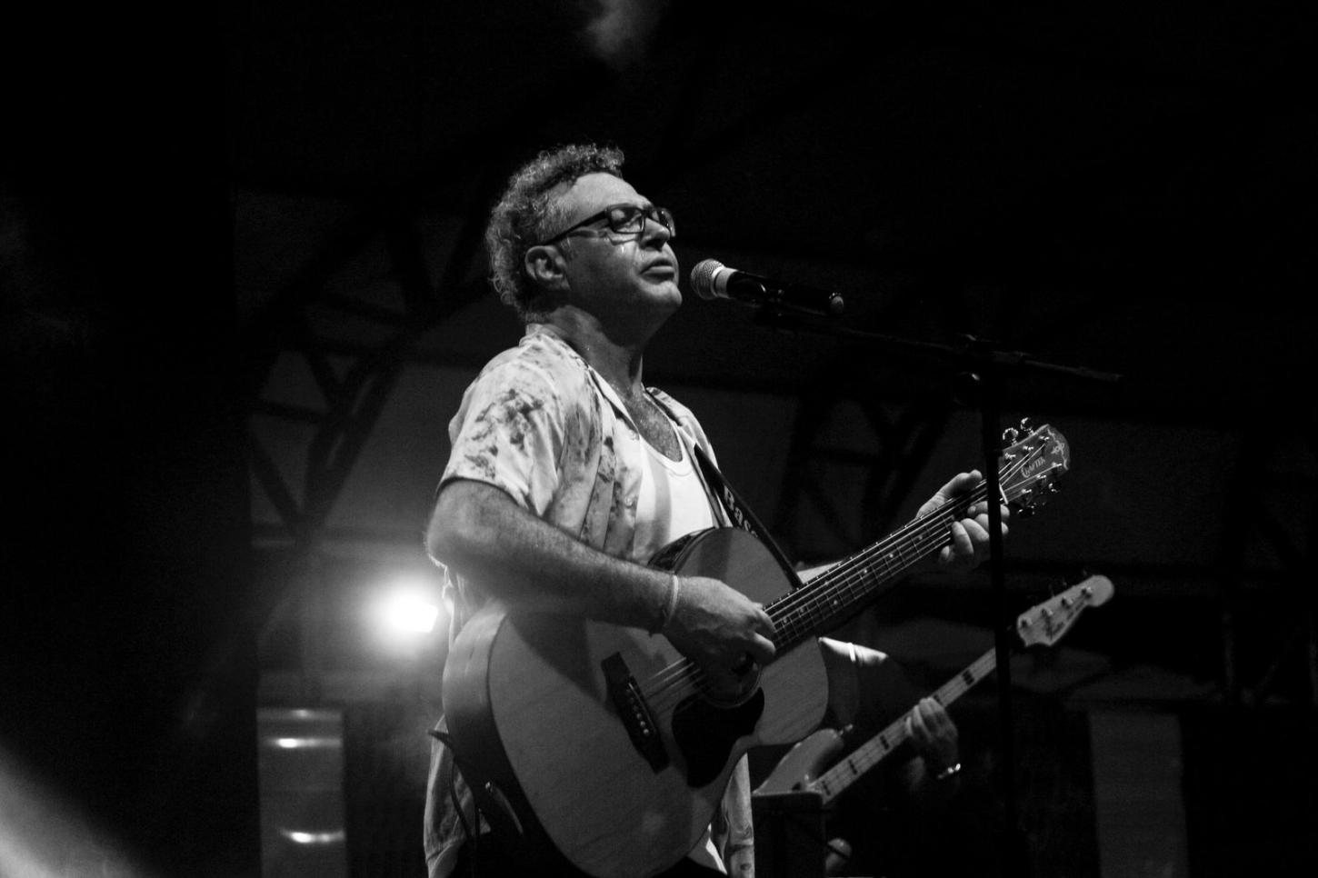 Alan Yared revive Legião Urbana em show acústico em Macapá
