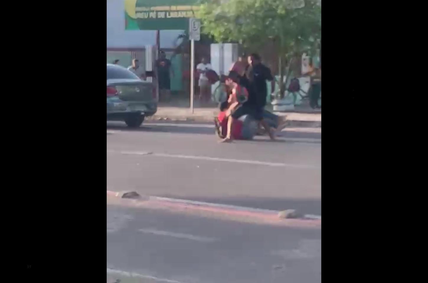 ⚡Carro e moto batem e confusão termina em agressão na saída de escola