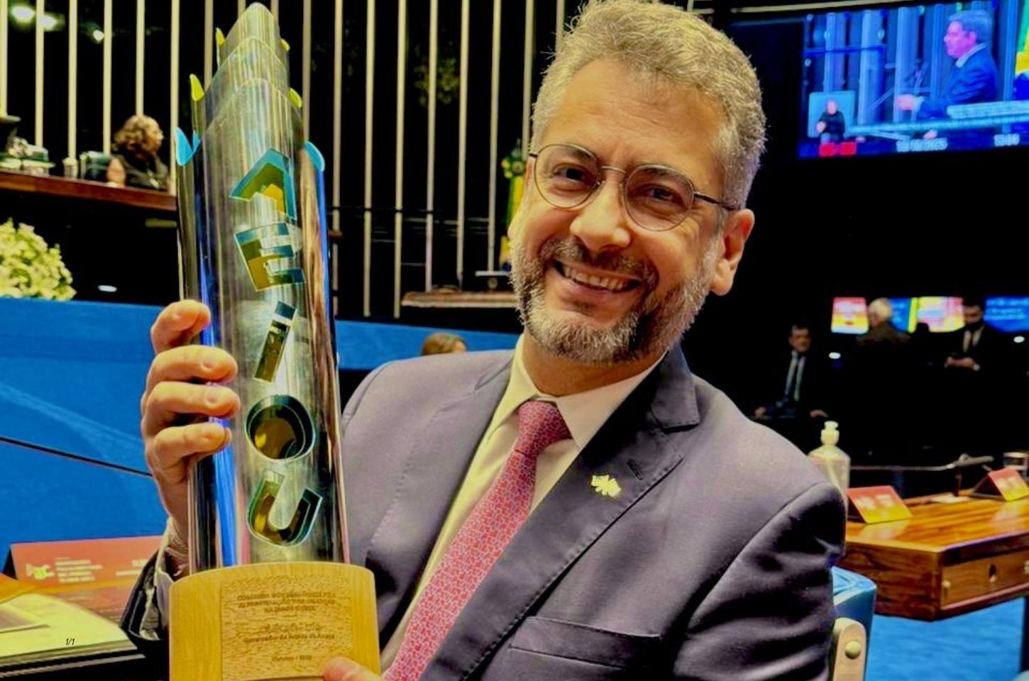 Entre rios e escolas: Clécio recebe comenda nacional e faz discurso que ecoa a Amazônia