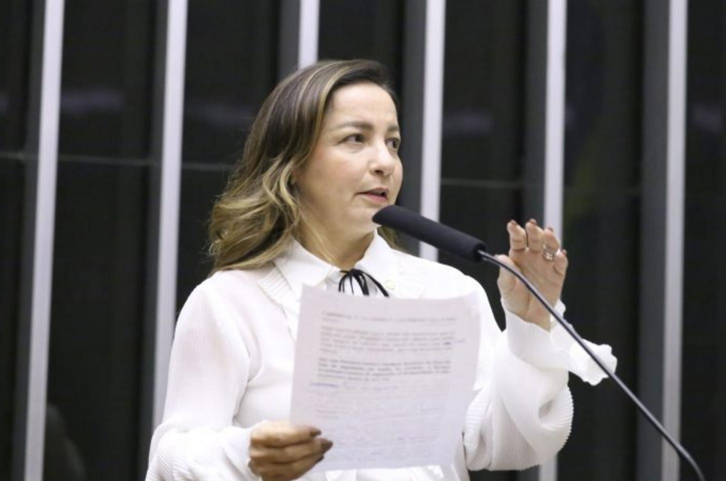 Deputada federal Marcivania lidera aprovação da licença menstrual de dois dias