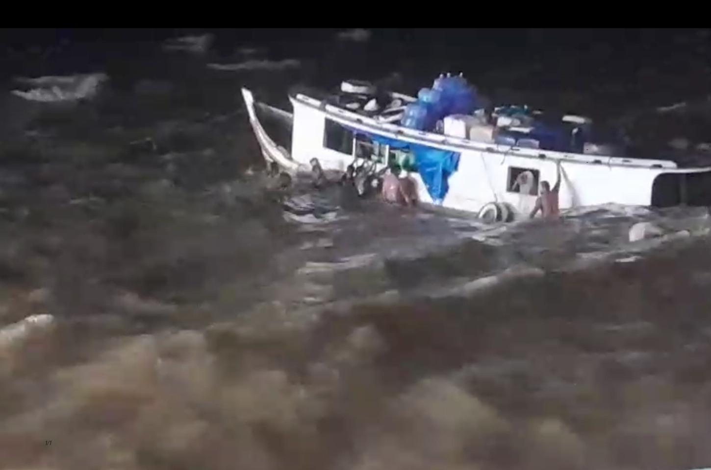 Embarcação quase afunda na Rampa do Açaí, em Macapá; veja o vídeo