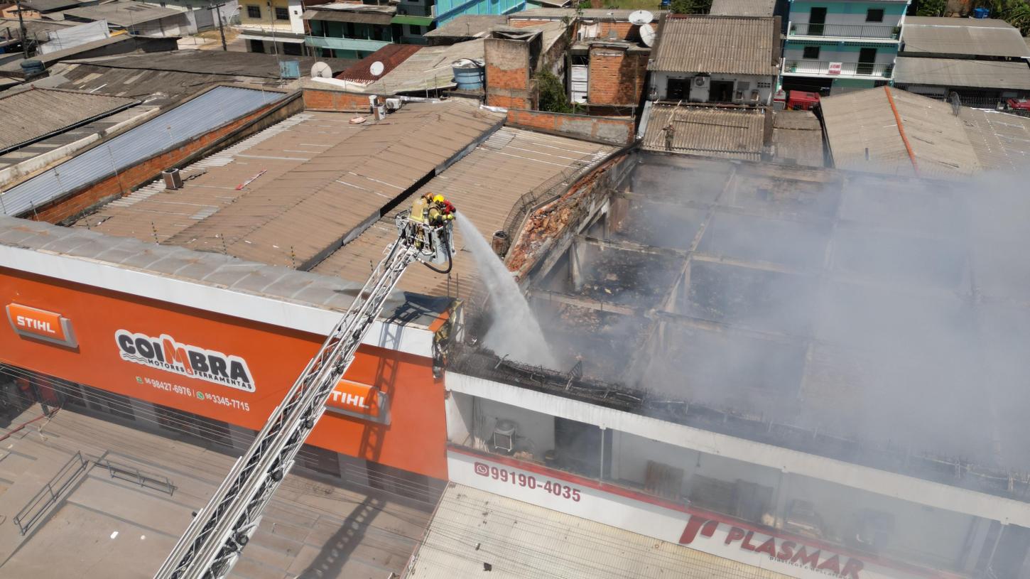 Incêndio na área portuária de Santana é controlado após horas de combate