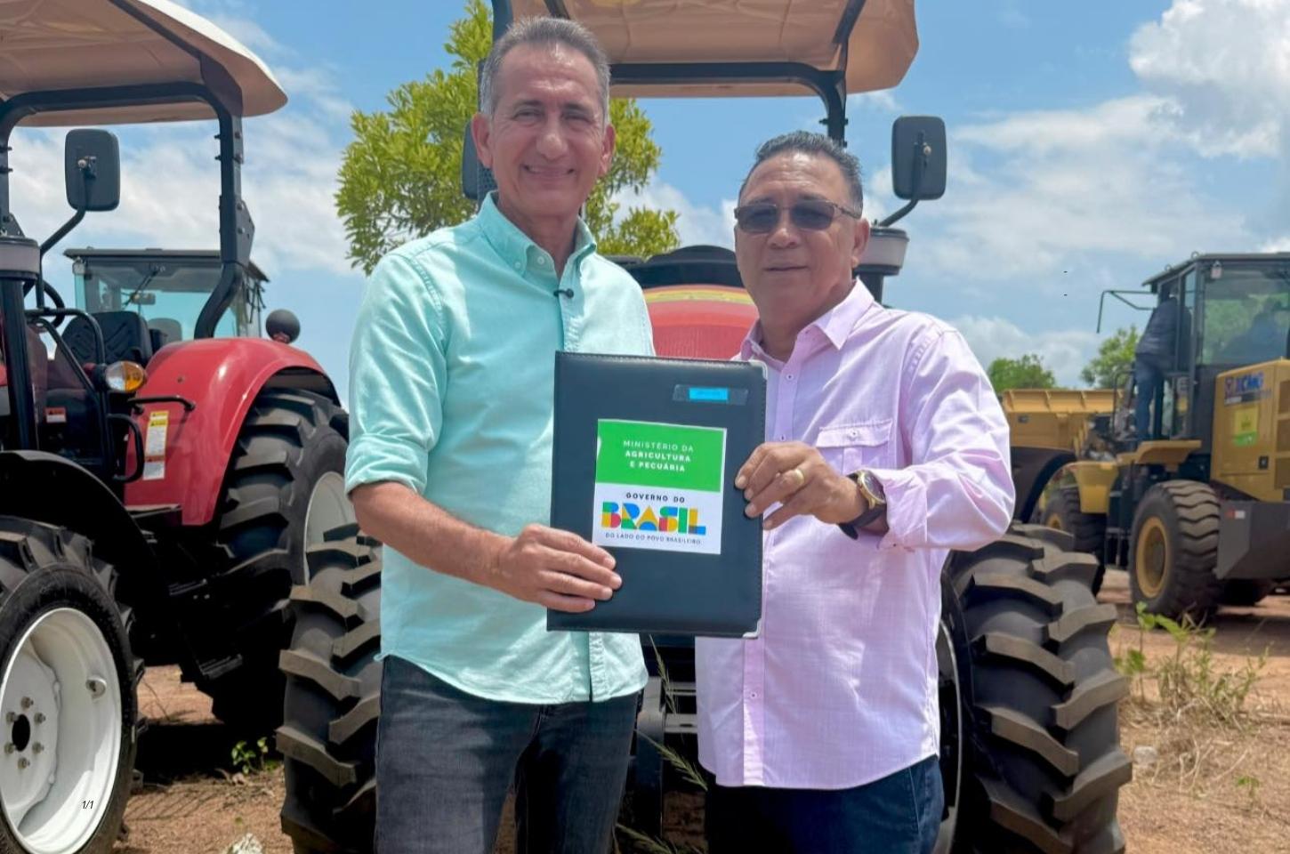 Prefeitura de Mazagão recebe tratores e pá carregadeira para agricultura