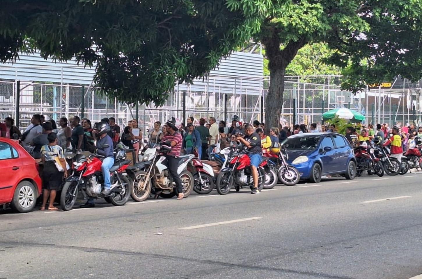 Fila dobra quarteirão no Glicério Marques após exclusão em massa no Janary Nunes