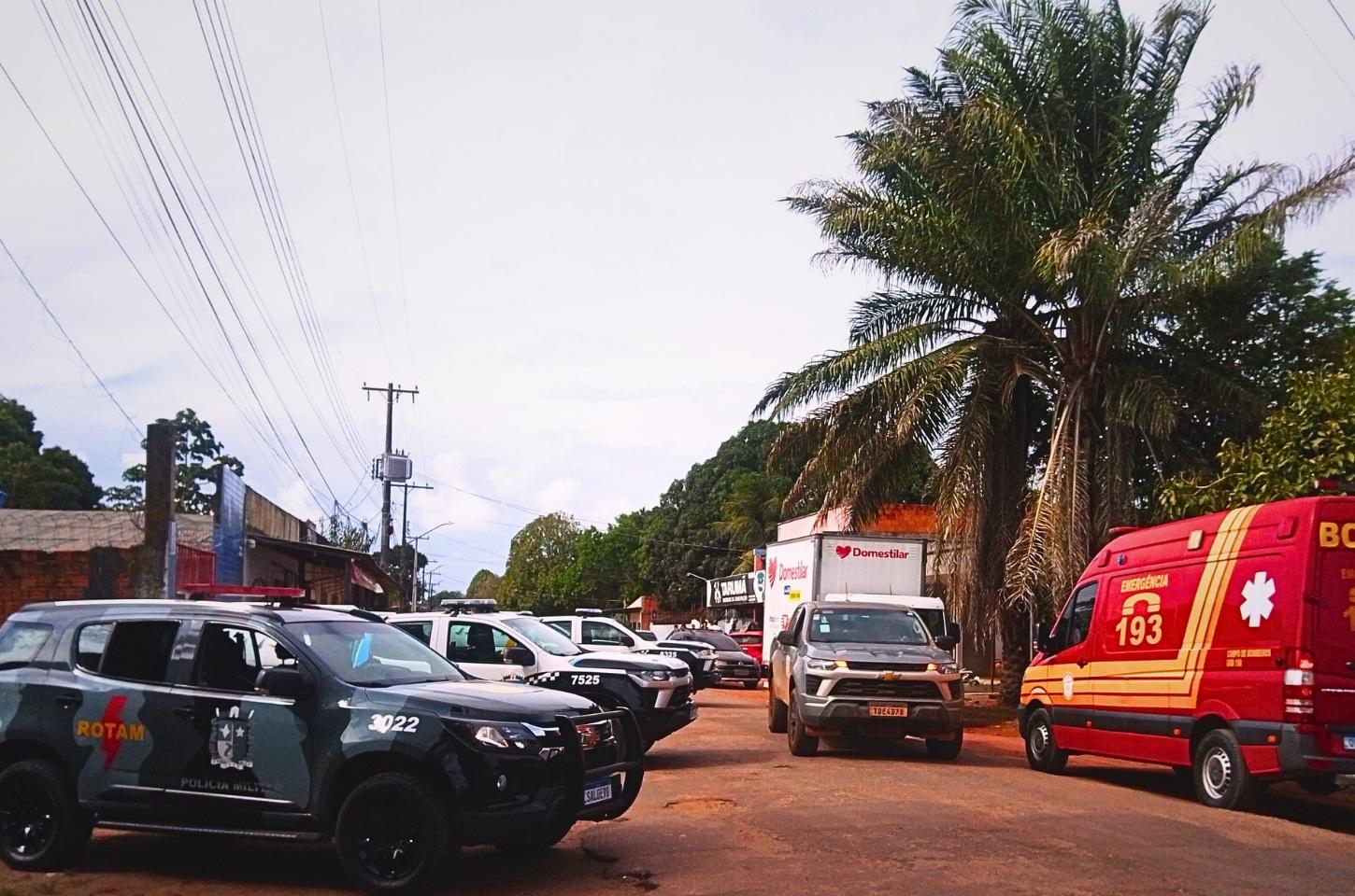 Homem joga pedra na viatura da PM e faz mulher de refém no Coração
