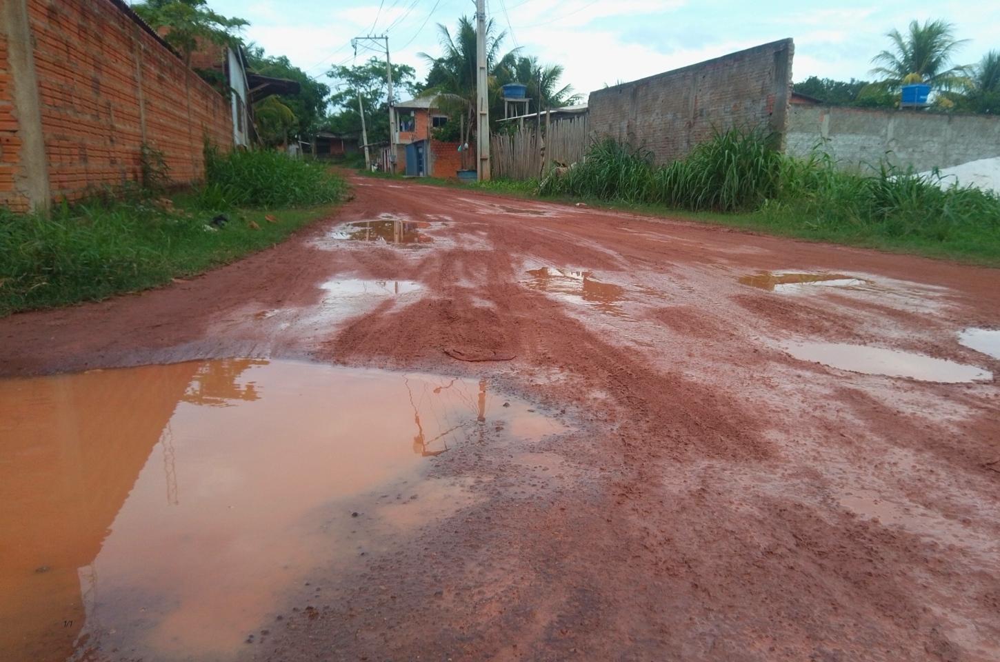 Asfalto em Macapá vira propaganda, mas bairros seguem na lama