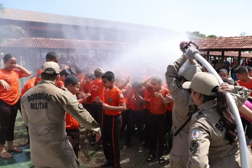 Batismo de mangueira marca início das aulas em escola do Pantanal