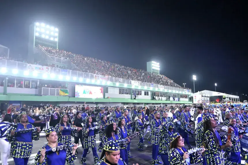 Arquibancadas gratuitas lotam Sambódromo e aproximam povo do Carnaval
