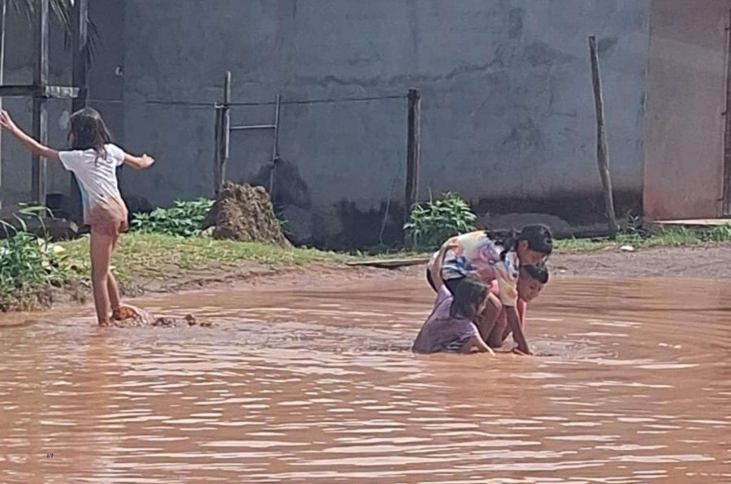 Chuva desmonta propaganda do asfalto e expõe rua esquecida no Marabaixo IV