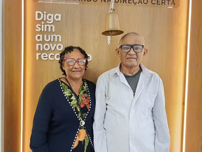 Casal enfrenta o câncer junto e celebra tratamento no próprio estado