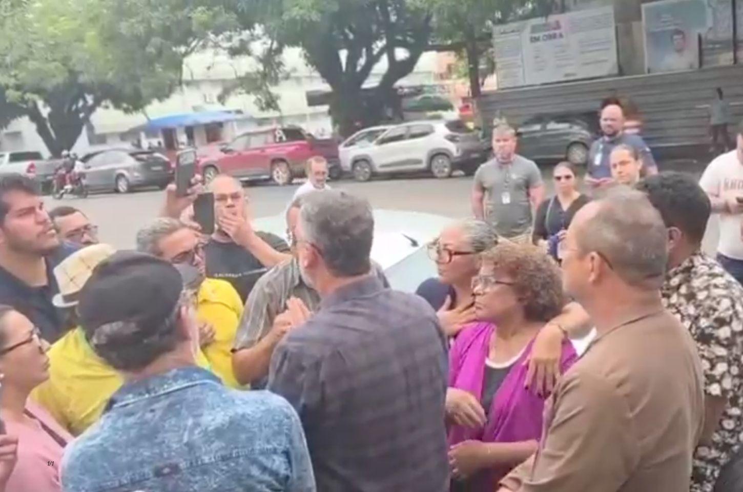 Sem blindagem: Clécio é cobrado na rua, ouve professores e reage com soluções